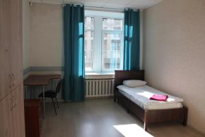 Kleines Zimmer mit einem Bett und einem Fenster in der Unterkunft Hotel Admiral in Sankt Petersburg