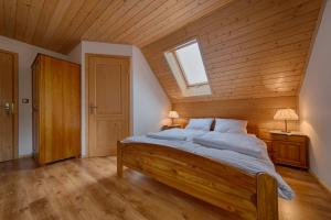 ヴィスワにあるZiołowy Dworekの木製の天井のベッドルーム1室(ベッド1台付)
