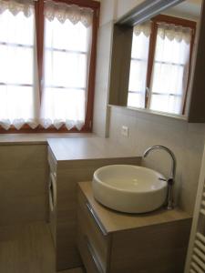 モルヴェーノにあるCasa Cristinaのバスルーム(洗面台、鏡、窓付)