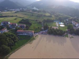 - une vue aérienne sur une plage avec des maisons et une ville dans l'établissement Amalur EBI 741 URDAIBAI, à Axpe de Busturia