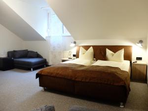 Un pat sau paturi într-o cameră la Hotel Postkeller