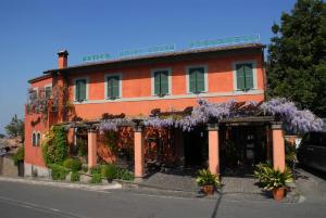 un edificio con delle sagome viola di fronte ad esso di Albergo Lucia Pagnanelli a Castel Gandolfo