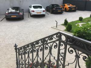 un grupo de autos estacionados en un estacionamiento en La Demeure De Charme, en Troyes