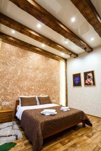 ein Schlafzimmer mit einem Bett und einer großen Wand in der Unterkunft Apartments "The cultural capital" VIP in Lwiw