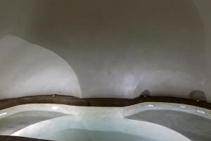Fotografia z galérie ubytovania Alluvial Santorini Suites v destinácii Mesariá