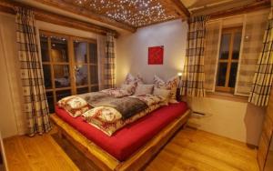 Postel nebo postele na pokoji v ubytování Holzhaus Lugerhof
