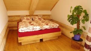 Postel nebo postele na pokoji v ubytování Holzhaus Lugerhof