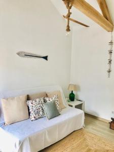 een witte bank met kussens in de woonkamer bij Casas do Patheo in Óbidos +31 foto's