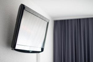 TV a/nebo společenská místnost v ubytování Airporthotel Grenchen