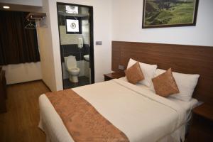 Postel nebo postele na pokoji v ubytování Highlanders Hotel