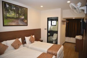 Postel nebo postele na pokoji v ubytování Highlanders Hotel