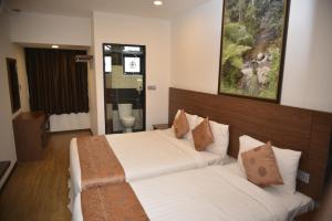 Postel nebo postele na pokoji v ubytování Highlanders Hotel