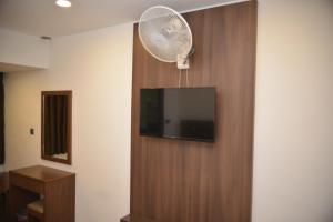TV a/nebo společenská místnost v ubytování Highlanders Hotel
