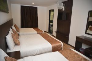 Postel nebo postele na pokoji v ubytování Highlanders Hotel