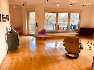 ein Zimmer mit Fernseher und Stuhl in einem Zimmer in der Unterkunft smart&beautiful Deluxe in Nordkirchen