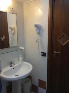 ナポリにあるHotel PIGNATELLI Napoliの洗面台と鏡のあるバスルーム
