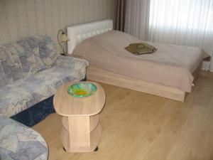 カリーニングラードにあるНа улице Зои Космодемьянскойのリビングルーム(ベッド1台、テーブル付)