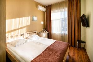 Postel nebo postele na pokoji v ubytování Biplan Hotel