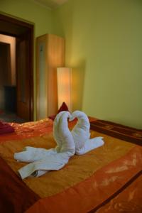 グディニャにある25 Jantarowaのベッドの上に置いた白鳥