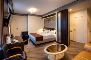 Postel nebo postele na pokoji v ubytování Biplan Hotel