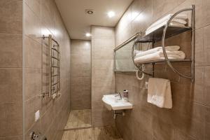 Koupelna v ubytování Biplan Hotel