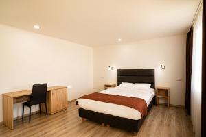 Postel nebo postele na pokoji v ubytování Biplan Hotel