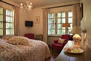 TV a/nebo společenská místnost v ubytování Relais & Chateaux Hotel Landgoed Het Roode Koper