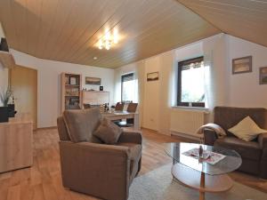 ein Wohnzimmer mit 2 Sofas und einem Tisch in der Unterkunft Cozy Apartment in Merlsheim with Garden in Nieheim