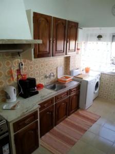cocina con fregadero y lavavajillas en Akicity Sintra Easy, en Sintra