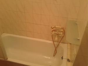 een wit bad met een slang erop bij Akicity Sintra Easy in Sintra