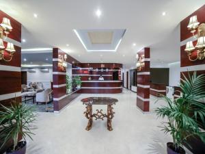 um lobby com uma mesa e algumas plantas em Night Inn Hotel em Al Khobar