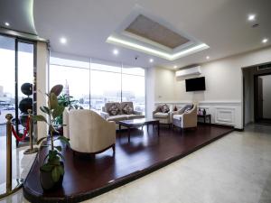 a large living room with couches and a television at نايت ان للشقق المخدومة in Al Khobar