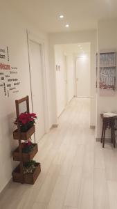 pasillo de una habitación con paredes blancas y suelo de madera en Le camere del Corso, en San Remo