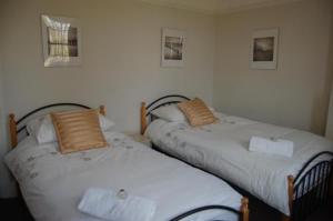 ケンブリッジにあるThe Castle Bar ROOM ONLYのベッド2台が隣同士に設置された部屋です。