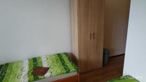 チェスキー・クルムロフにあるウビトヴァーニ ナ ハジェシティのベッドルーム1室(ベッド1台、キャビネット付)