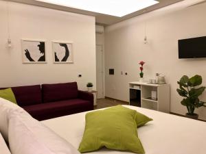 - un salon avec un lit et un canapé dans l'établissement Residenza Madonna, à Pompéi