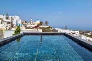 a swimming pool on the roof of a house at Mirinda Villa in Fira