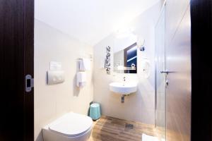 Een badkamer bij Garni Hotel Mint