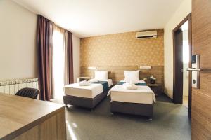 Een bed of bedden in een kamer bij Garni Hotel Mint
