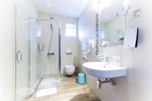 een badkamer met wastafel, douche en toilet bij Garni Hotel Mint in Belgrado