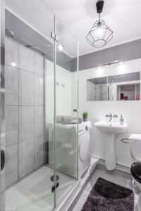 y baño con ducha, aseo y lavamanos. en ClickTheFlat Constitution Square Apart Rooms, en Varsovia