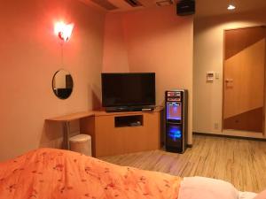 a room with a television and a video game at HOTEL Fairy tale 養父店 in Yōka