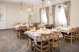 Reštaurácia alebo iné gastronomické zariadenie v ubytovaní Aquasol Resort