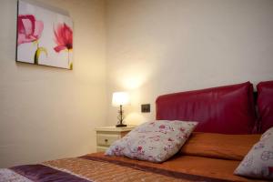 A bed or beds in a room at Thalassa Locanda B&B e appartamento