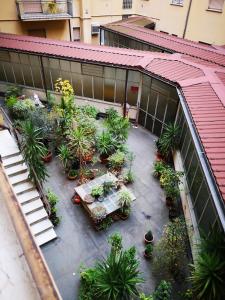 una vista aérea de un patio con plantas en un edificio en Alloggio Galli, en Cremona