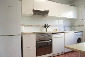 ベナルマデナにあるDUPLEX CON IMPRESIONANTES VISTAS AL MARの白いキッチン(白いキャビネット、食器洗い機付)
