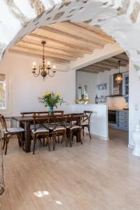 jadalnia ze stołem i krzesłami w obiekcie Summer Mood Villas (6 bedroom villa) w mieście Mykonos