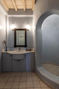 łazienka z umywalką i lustrem w obiekcie Summer Mood Villas (6 bedroom villa) w mieście Mykonos