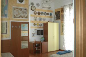 Habitación con nevera y platos en la pared. en Albergo Astro, en Génova