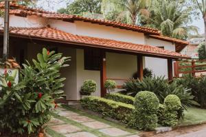 a house with a garden in front of it at Casa em Capitólio - Escarpas do Lago in Capitólio